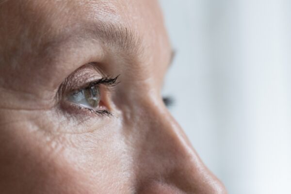 Close,Up,Cropped,Shot,,Face,Of,Senior,Woman,Eye,Looking