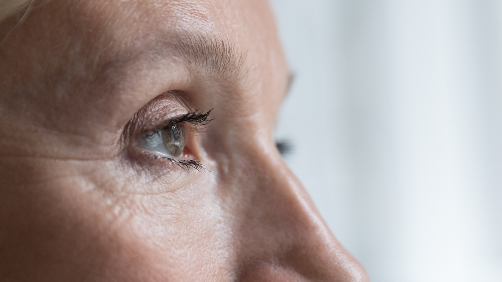 Close,Up,Cropped,Shot,,Face,Of,Senior,Woman,Eye,Looking