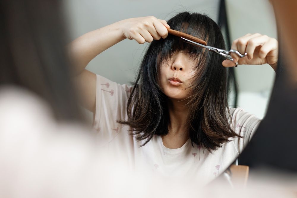 Haircut.,Beautiful,Asian,Woman,Is,Going,To,Cut,Her,Hair