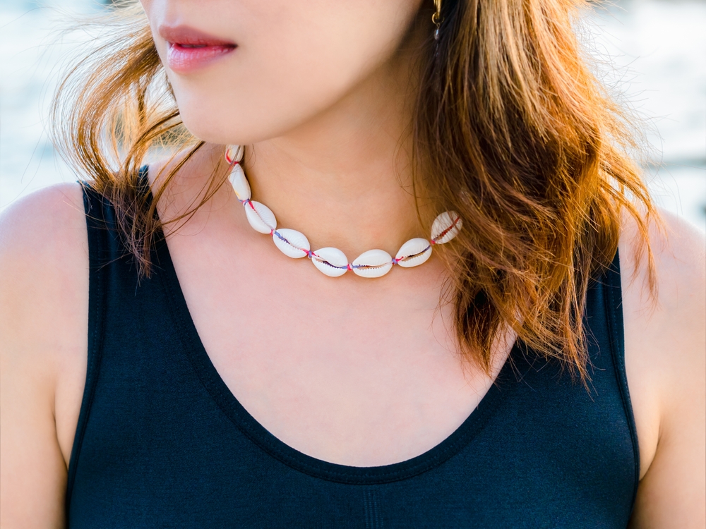 Beautiful,Shell,Necklace,On,Asian,Woman's,Beauty,Skin,Neck,Who