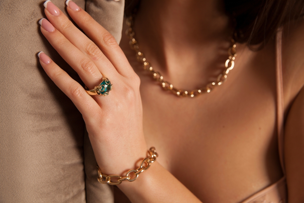 Woman's,Hands,Close,Up,Wearing,Rings,,Bracelets,And,Necklace.,Modern