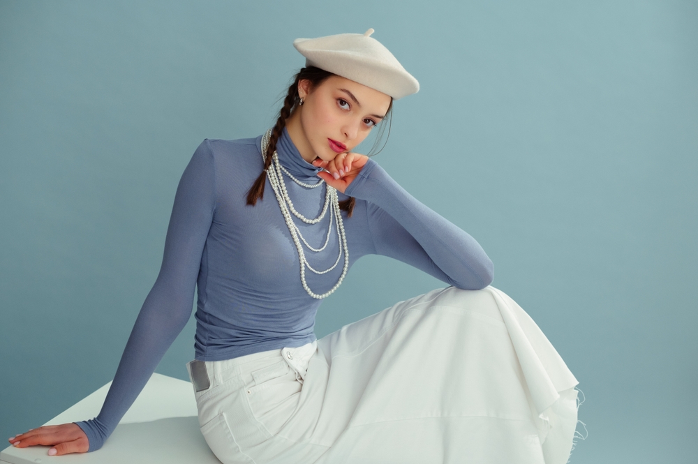 Fashionable,Confident,Woman,Wearing,White,Beret,,Turtleneck,,Layered,Pearl,Necklace,