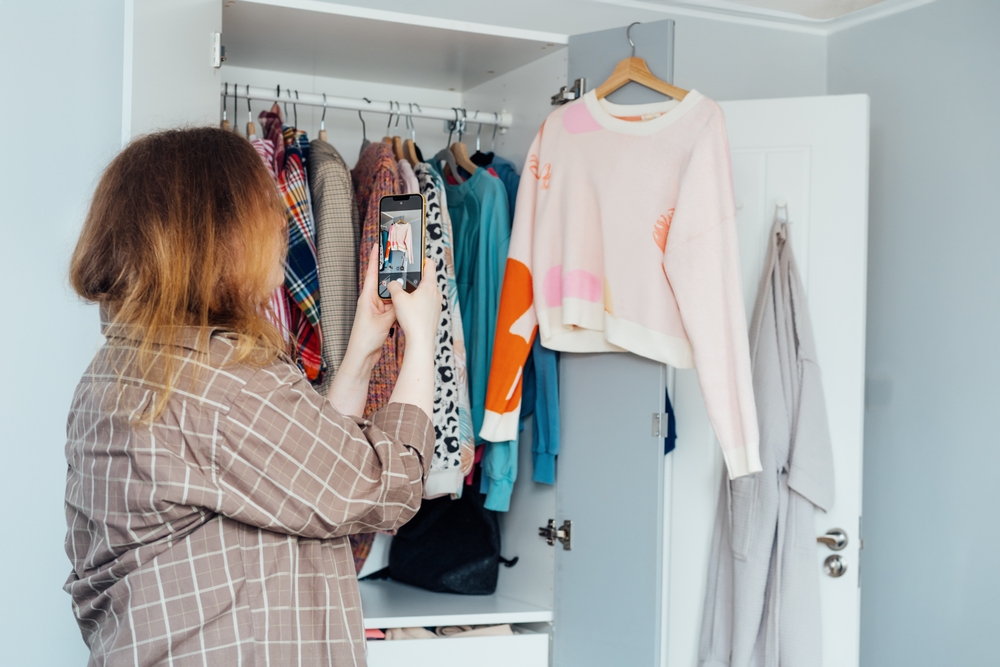 Woman,Taking,Photo,Of,The,Sweater,Using,Her,Smartphone,For